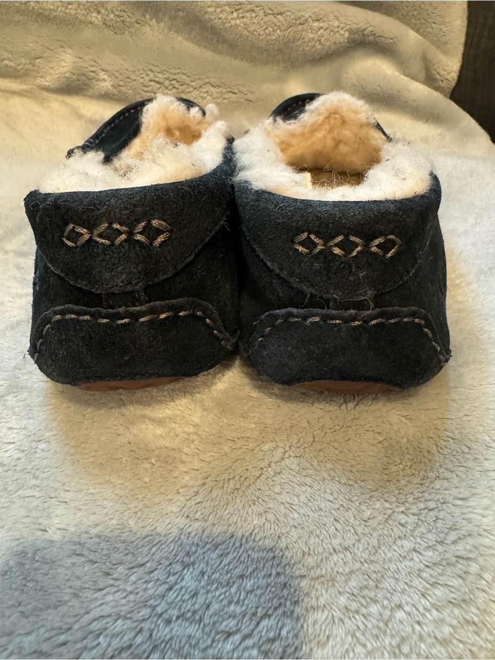 UGG Ansley Navy Blue Suede Moccasin Slippers with Cream Shearling Trim Size 7 - Picture 3 of 8